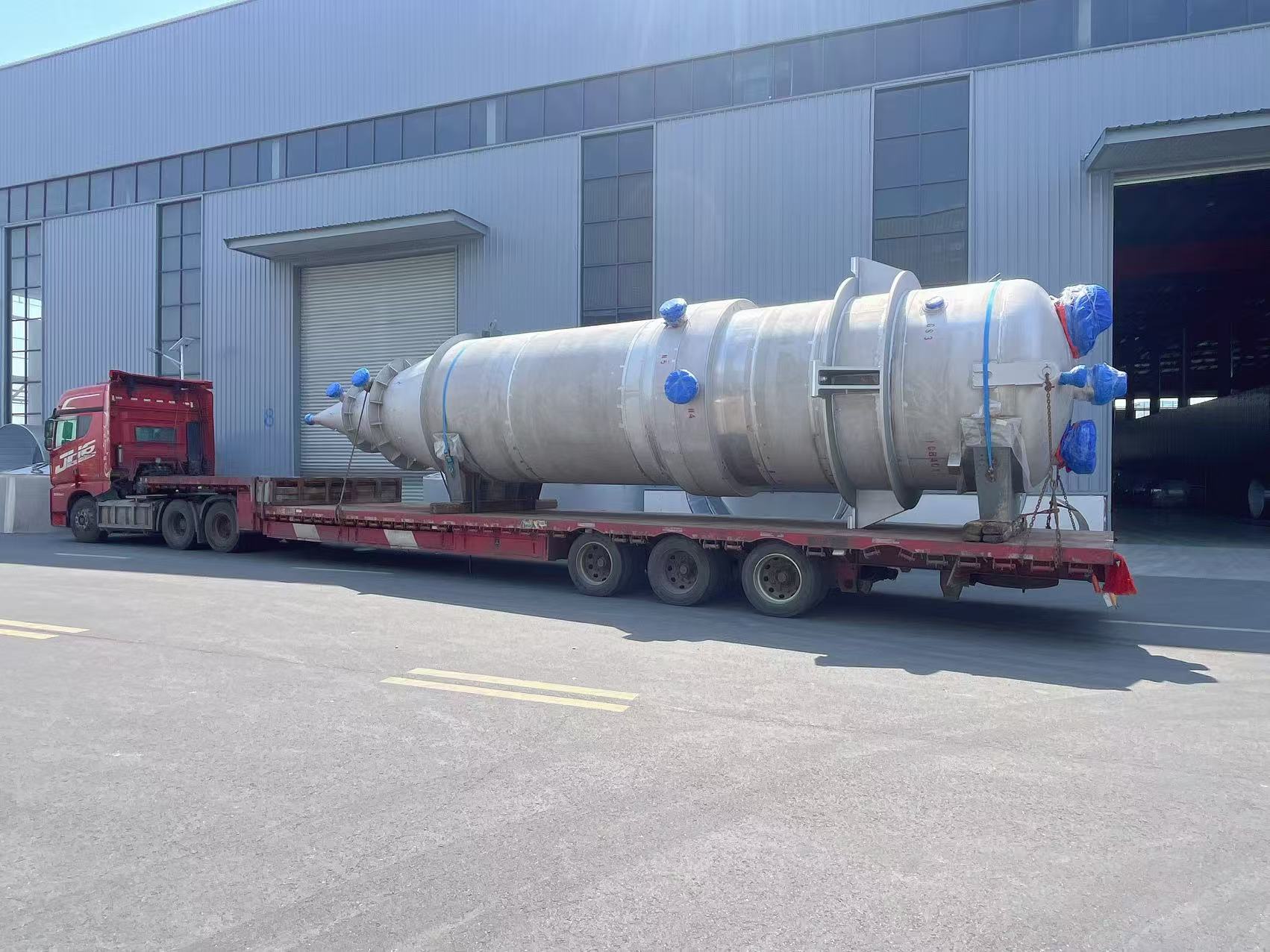 笃舜发往福建福州大连海新“预反应器干燥塔”设备发货现场