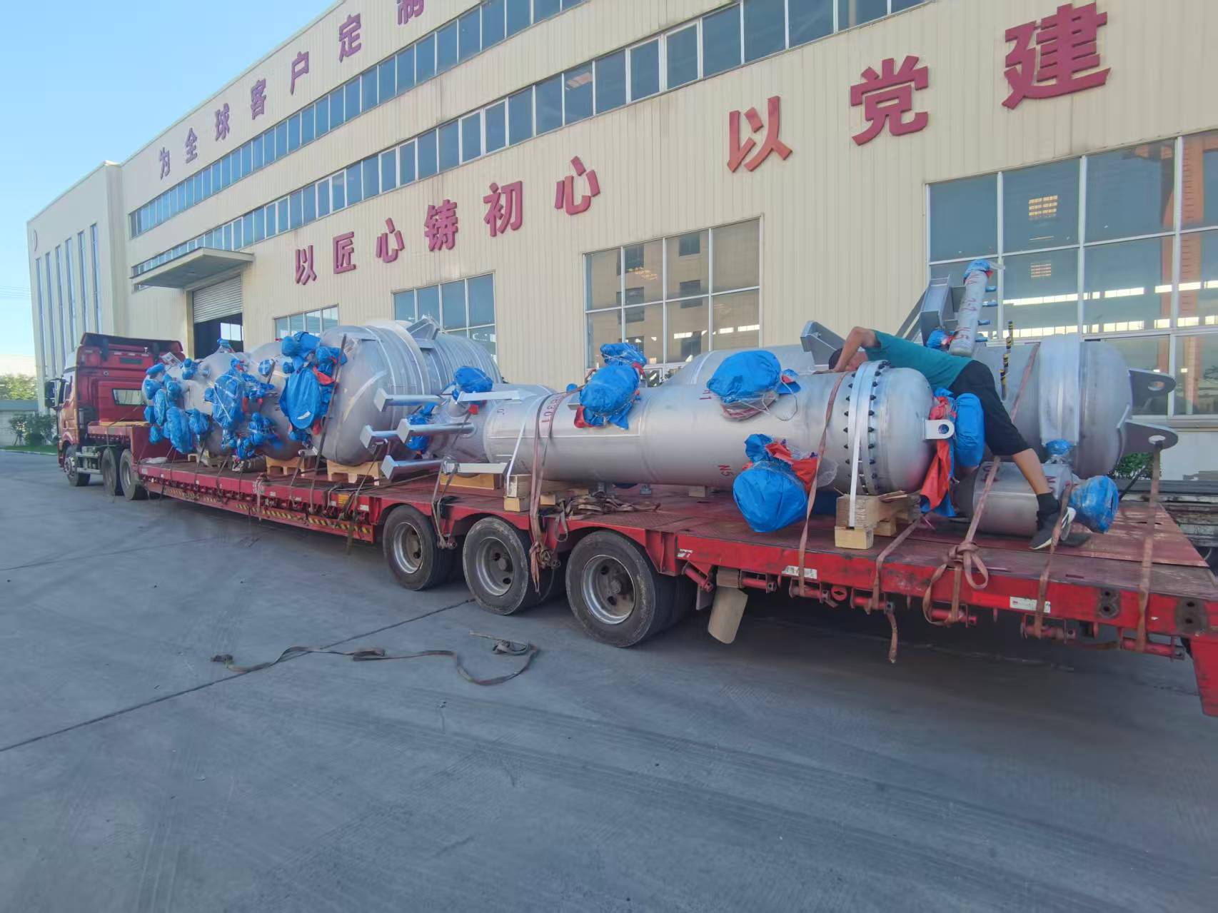 笃舜发往福建福州大连海新工程技术有限公司项目设备发货现场