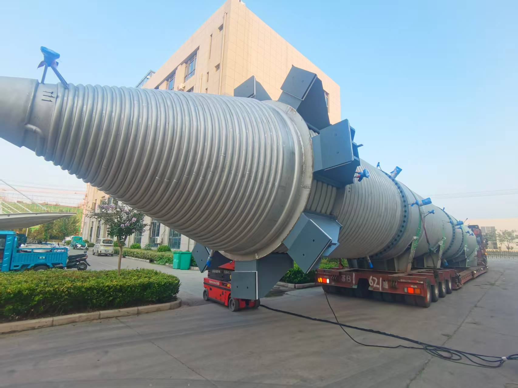 笃舜发往天岳天门新材料有限公司后聚合器设备发货现场