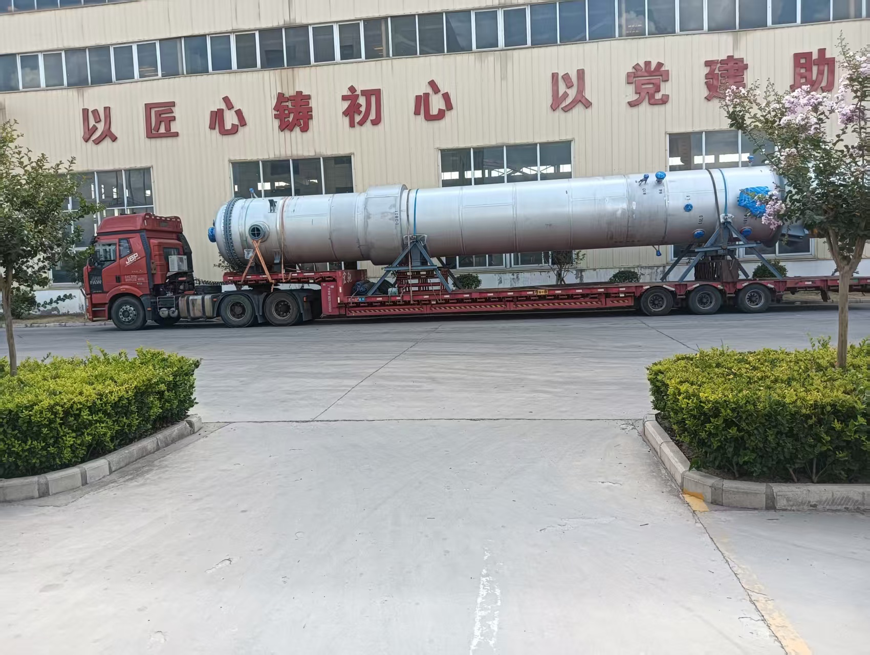 笃舜发往湖北天岳天门新材料项目二效降膜蒸发器发货现场