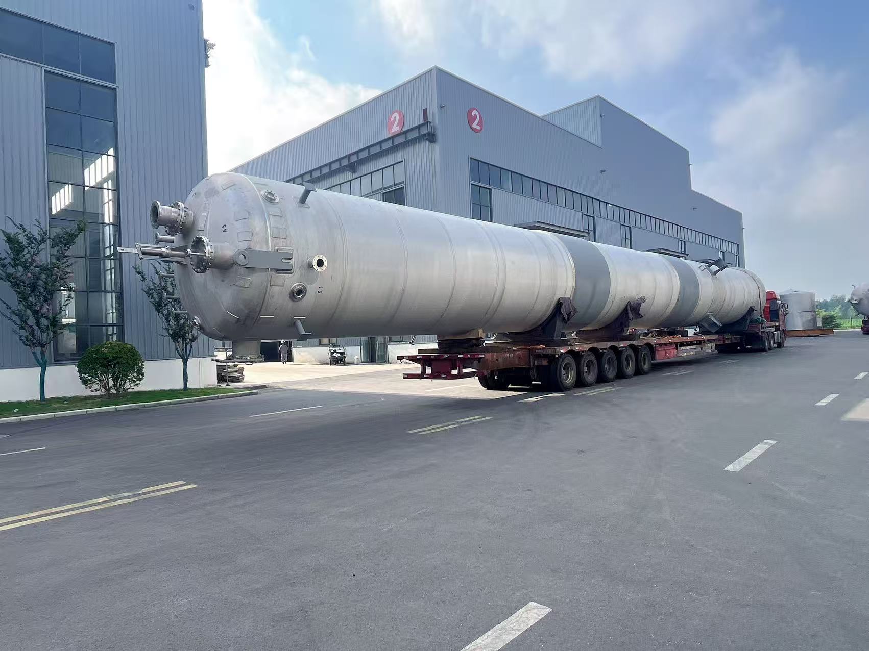 笃舜发往湖北天岳天门新材料科技有限公司萃取塔设备发货现场