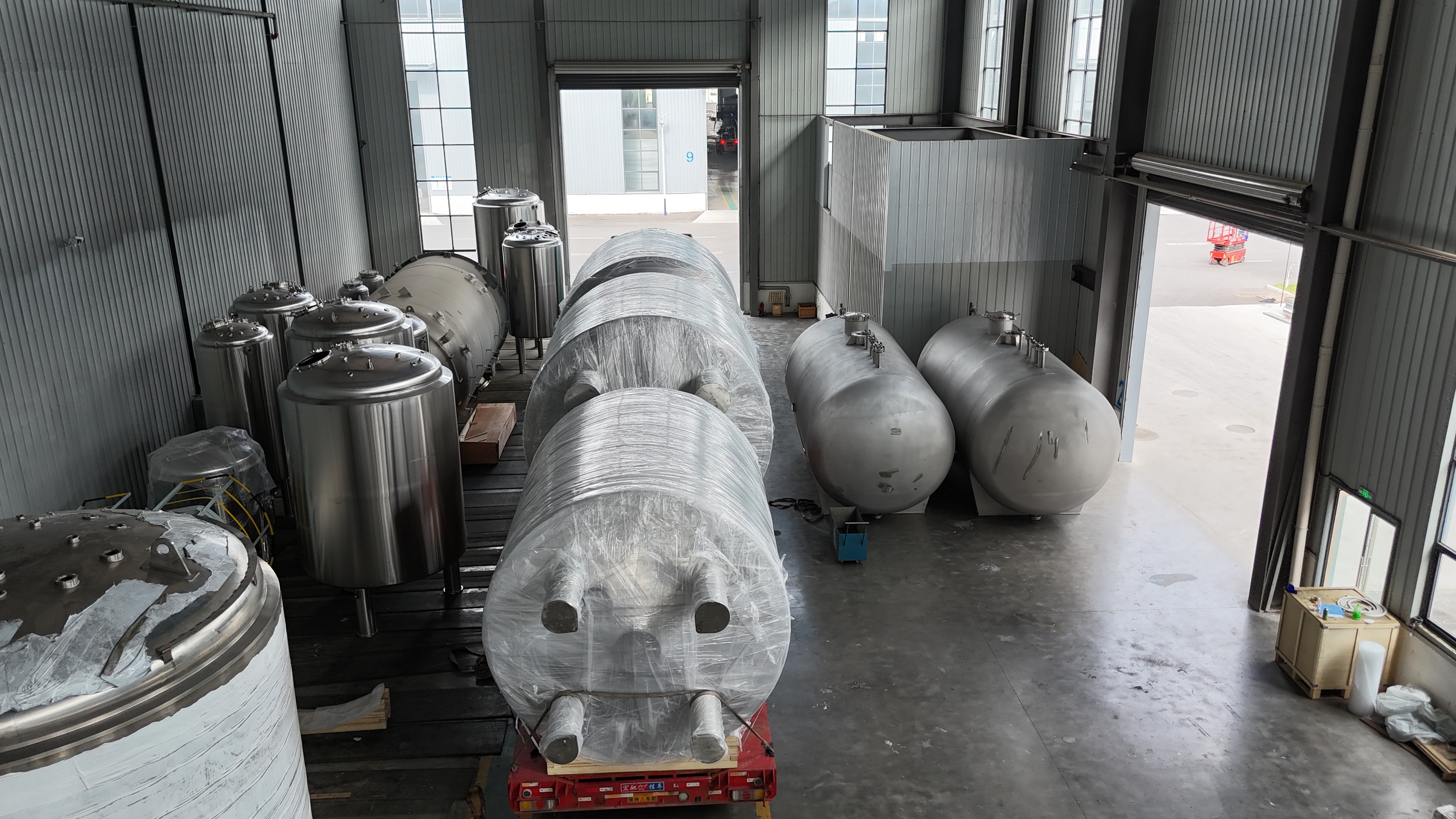 笃舜集团发往烟台凯贤40立方注射水罐与纯化水罐设备发货