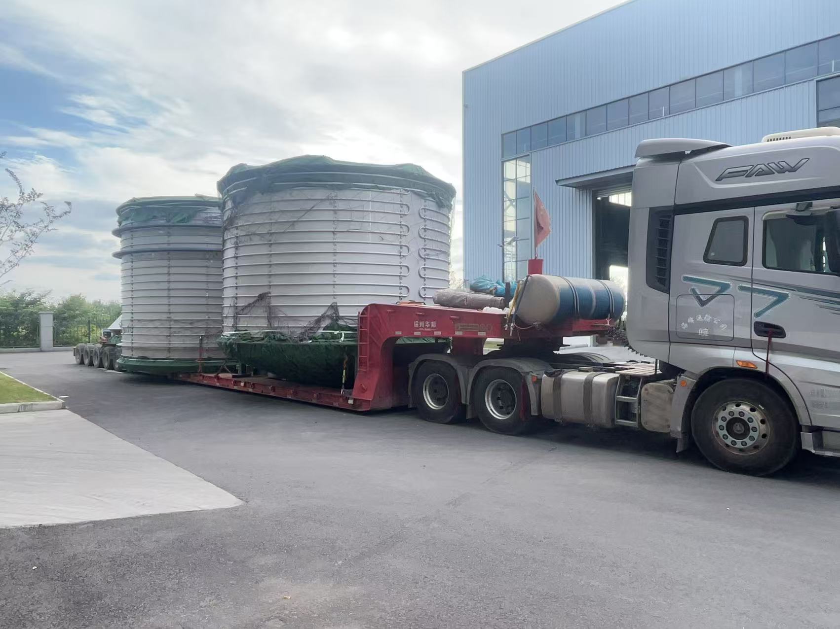 笃舜发往江苏南通江苏弘盛新材料有限公司项目干燥塔发货现场