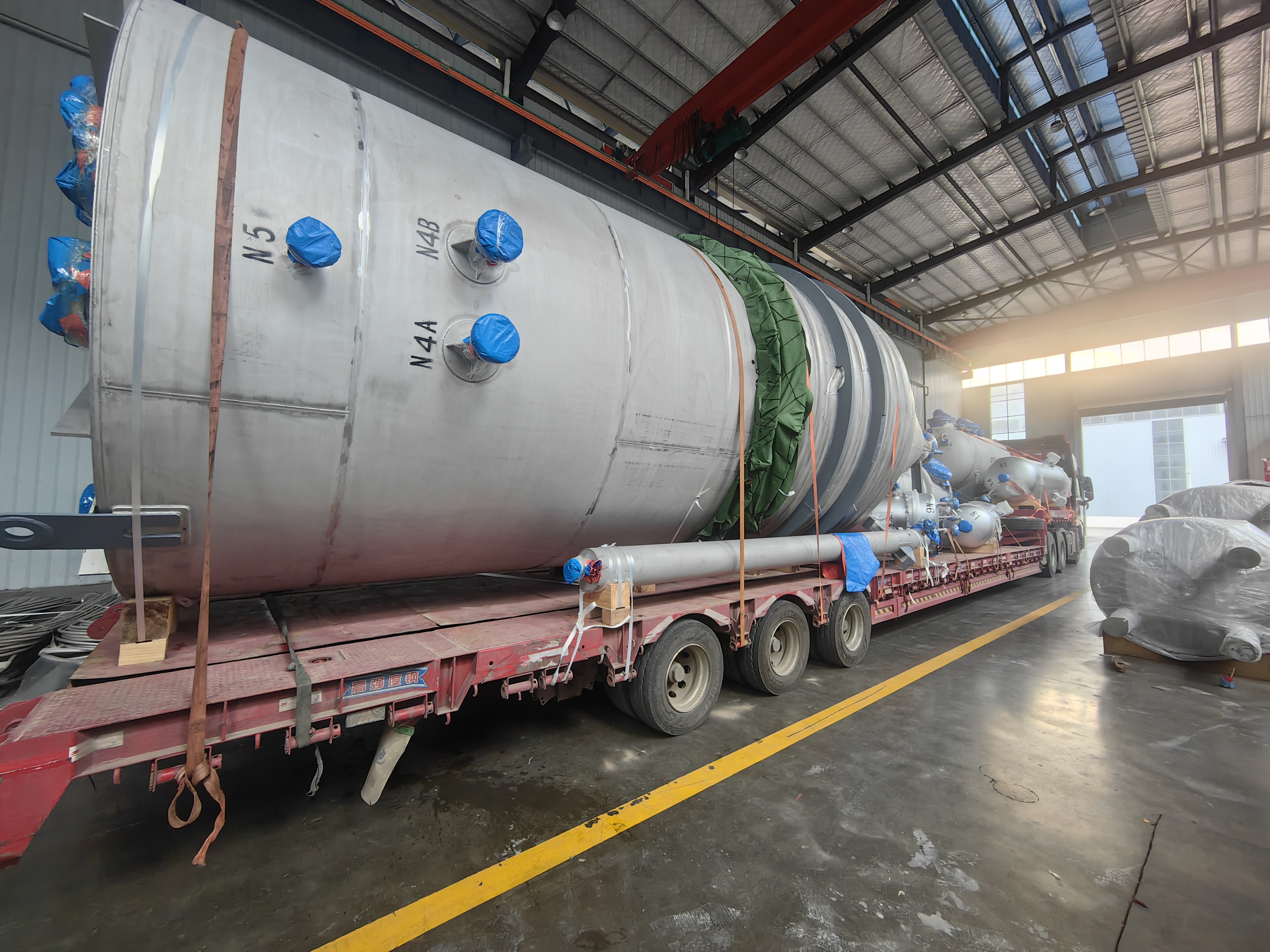 笃舜发往江苏弘盛大连海新项目设备发货现场